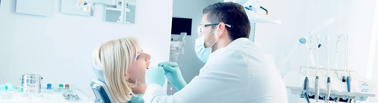 Удаление зубных отложений с применением содоструйного аппарата!